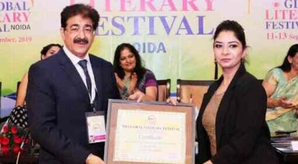 Pallavi Raghuwanshi receiving a certificate at the Global Literary Festival, Noida
